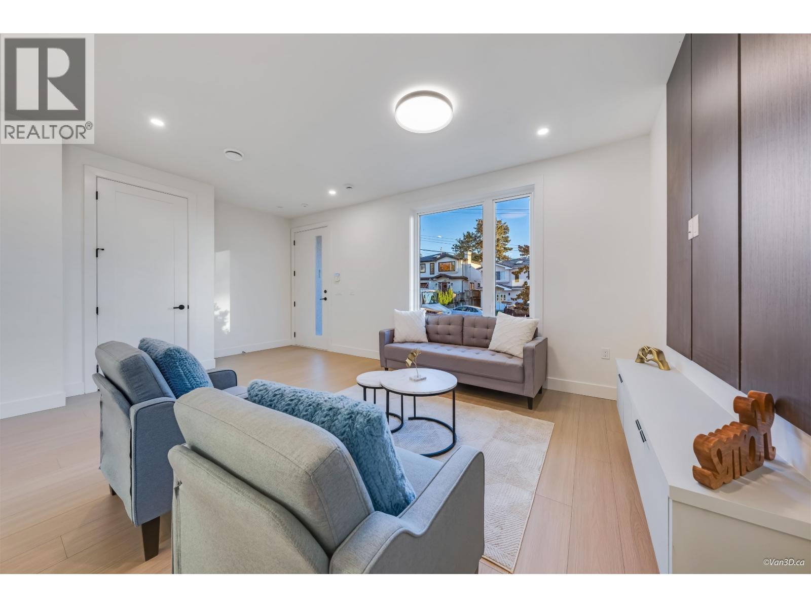 4 4211 Graveley Street, Burnaby, BC - Indoor Photo Showing Living Room