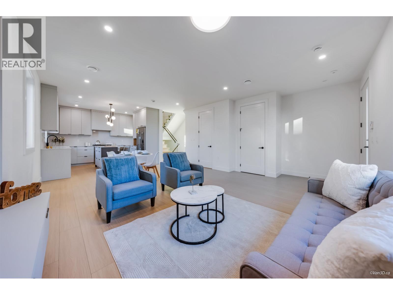 4 4211 Graveley Street, Burnaby, BC - Indoor Photo Showing Living Room
