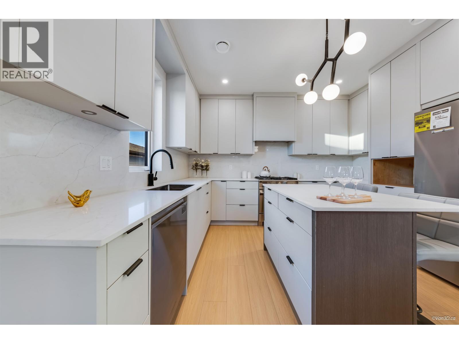 4 4211 Graveley Street, Burnaby, BC - Indoor Photo Showing Kitchen With Upgraded Kitchen