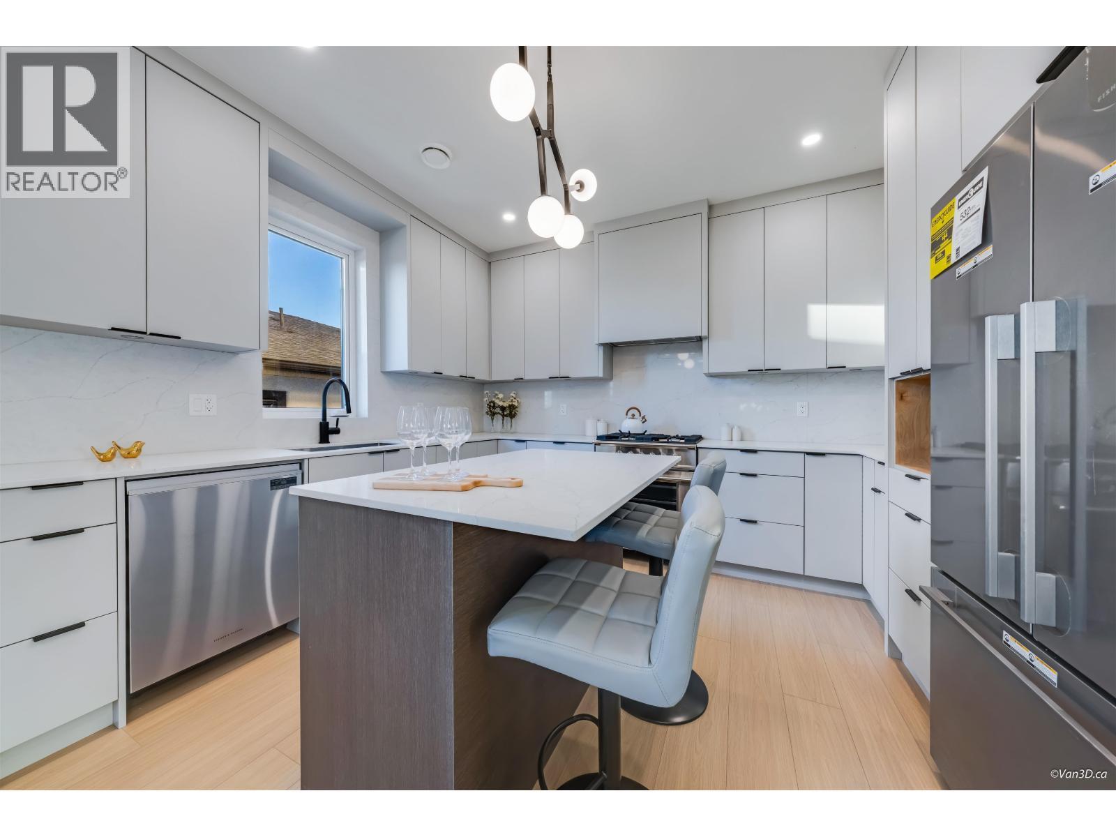 4 4211 Graveley Street, Burnaby, BC - Indoor Photo Showing Kitchen With Upgraded Kitchen