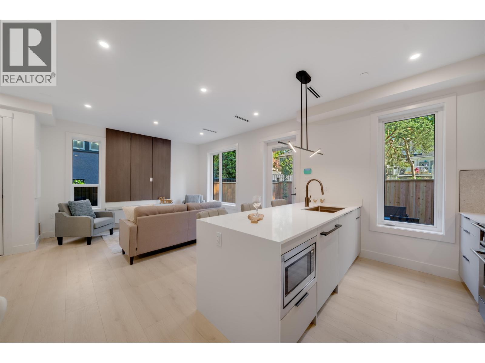 4 3836 W 8Th Avenue, Vancouver, BC - Indoor Photo Showing Kitchen With Upgraded Kitchen