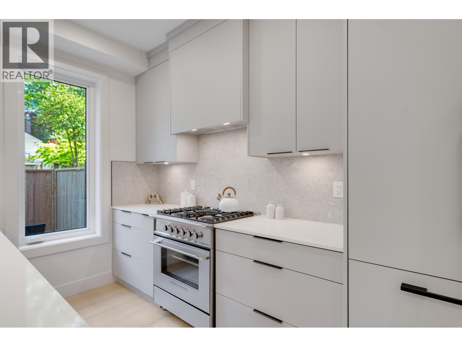 4 3836 W 8Th Avenue, Vancouver, BC - Indoor Photo Showing Kitchen With Upgraded Kitchen