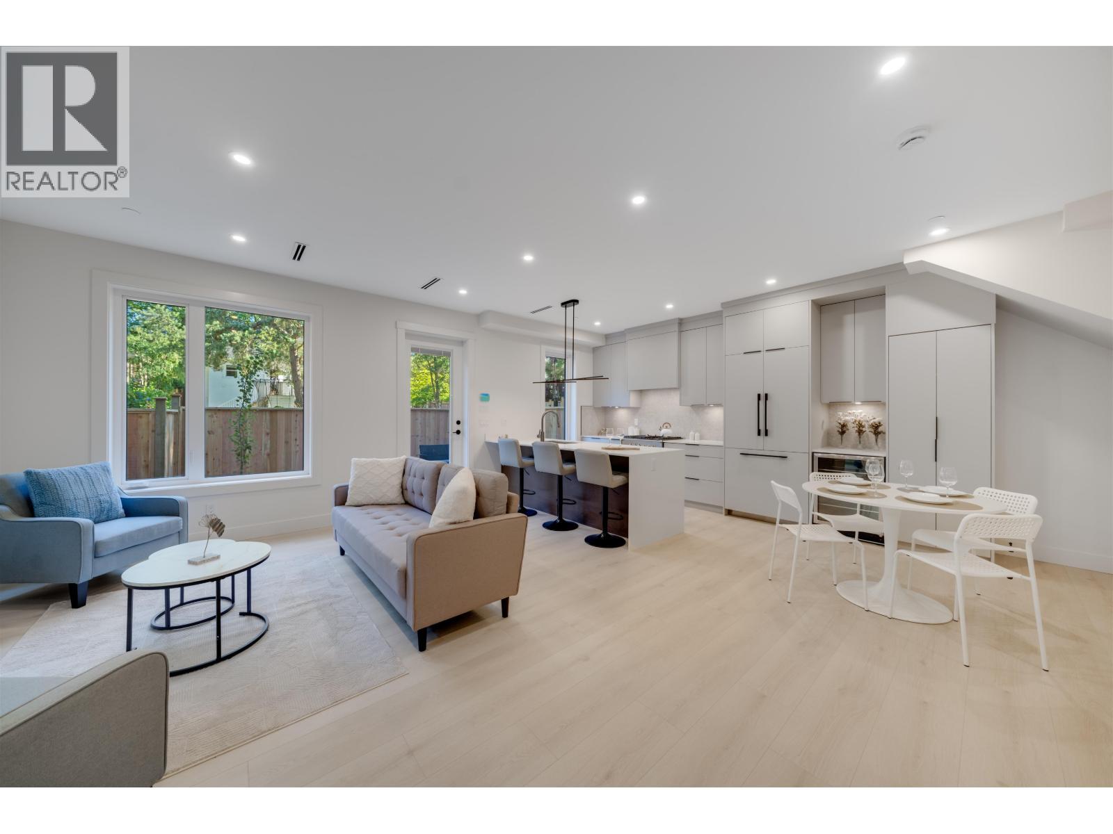 4 3836 W 8Th Avenue, Vancouver, BC - Indoor Photo Showing Living Room