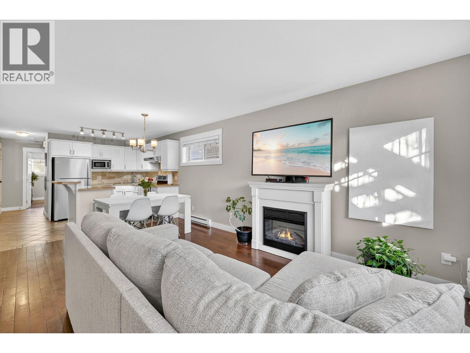 1390 Dilworth Crescent Unit# 109, Kelowna, BC - Indoor Photo Showing Living Room With Fireplace