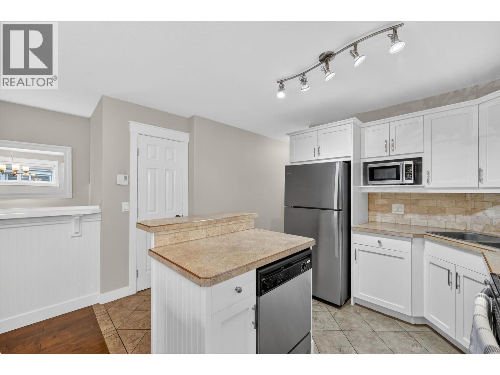 1390 Dilworth Crescent Unit# 109, Kelowna, BC - Indoor Photo Showing Kitchen