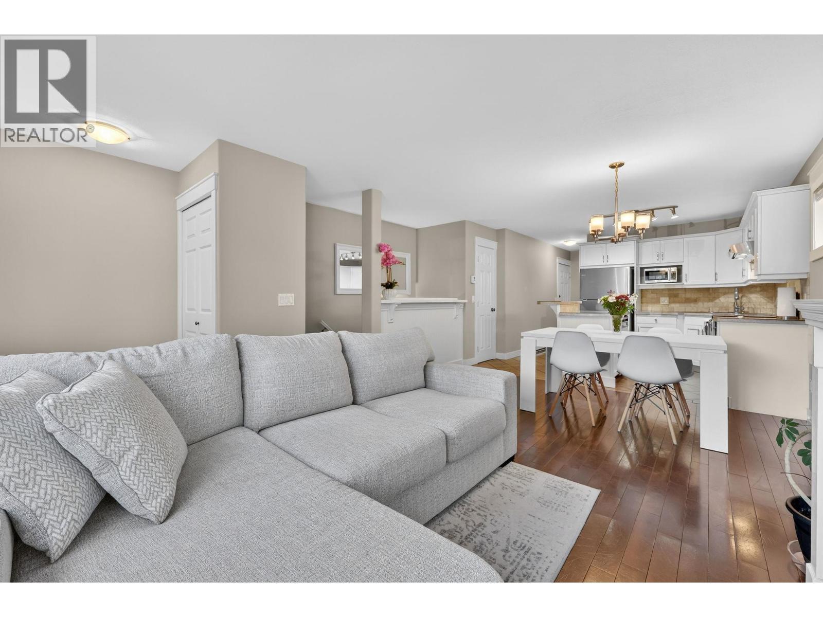 1390 Dilworth Crescent Unit# 109, Kelowna, BC - Indoor Photo Showing Living Room