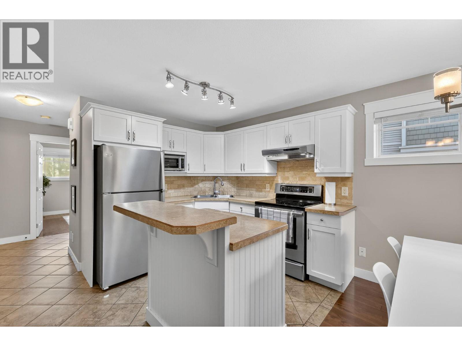 1390 Dilworth Crescent Unit# 109, Kelowna, BC - Indoor Photo Showing Kitchen With Double Sink