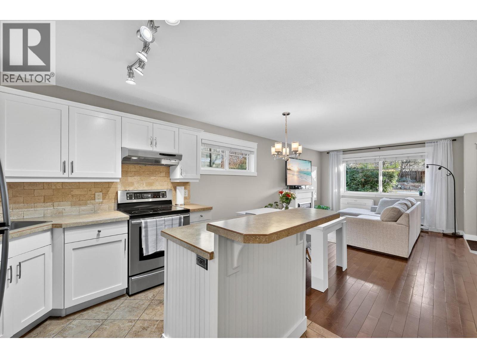 1390 Dilworth Crescent Unit# 109, Kelowna, BC - Indoor Photo Showing Kitchen
