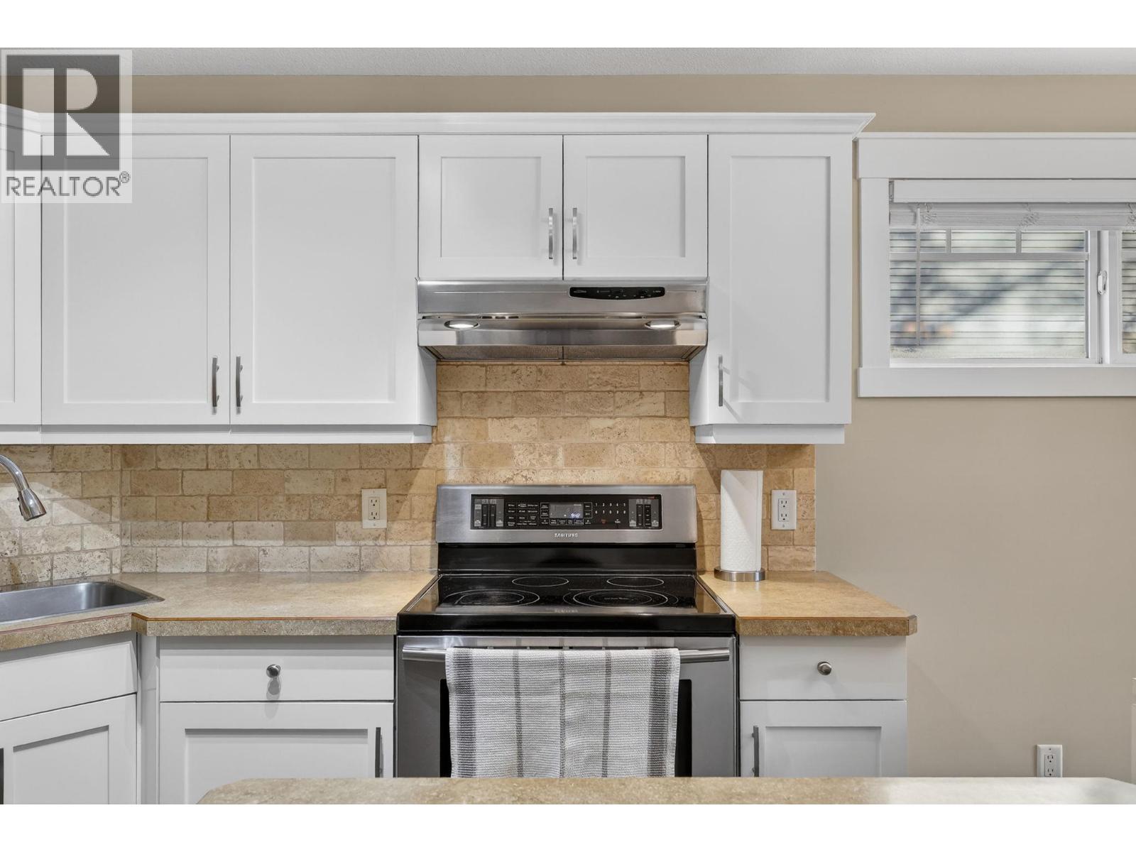 1390 Dilworth Crescent Unit# 109, Kelowna, BC - Indoor Photo Showing Kitchen