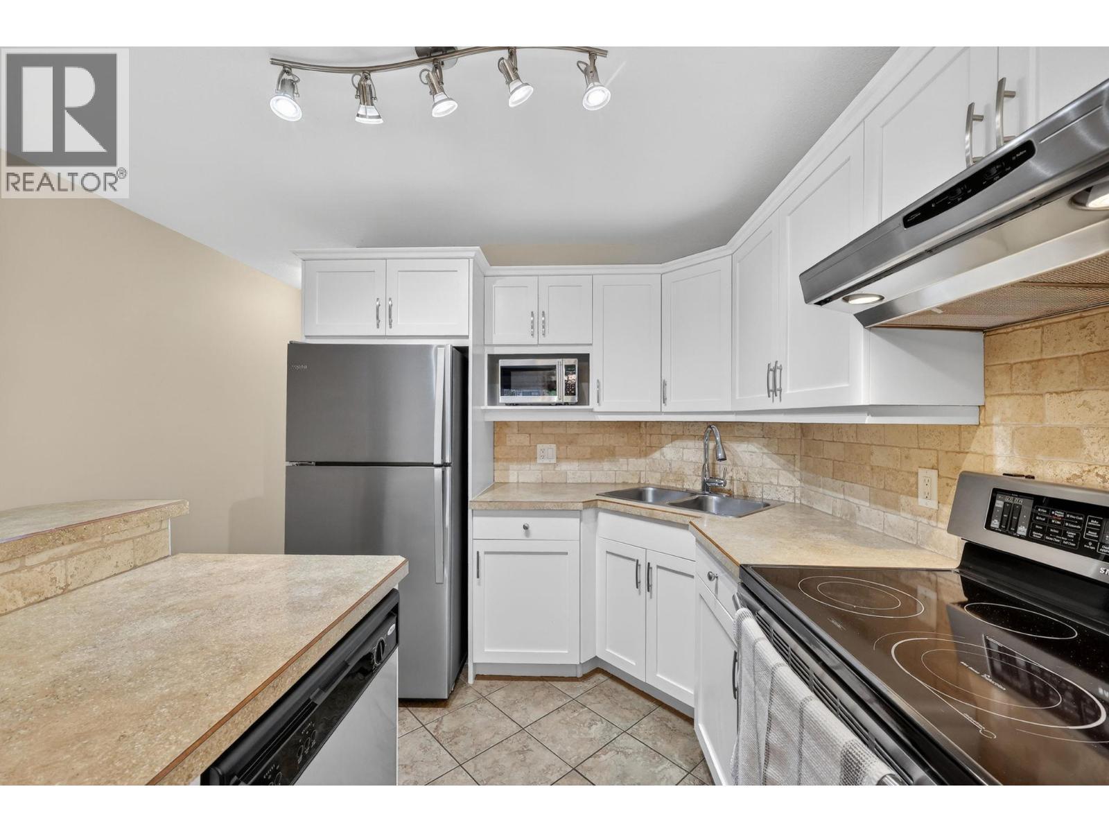 1390 Dilworth Crescent Unit# 109, Kelowna, BC - Indoor Photo Showing Kitchen With Double Sink