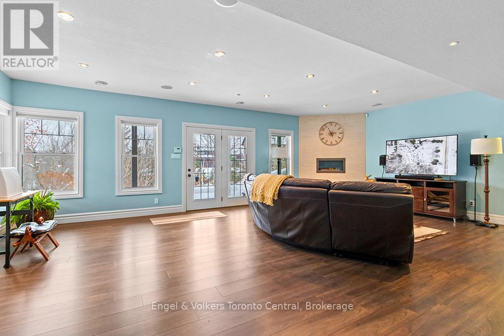 193 Alta Road, Blue Mountains, ON - Indoor Photo Showing Living Room