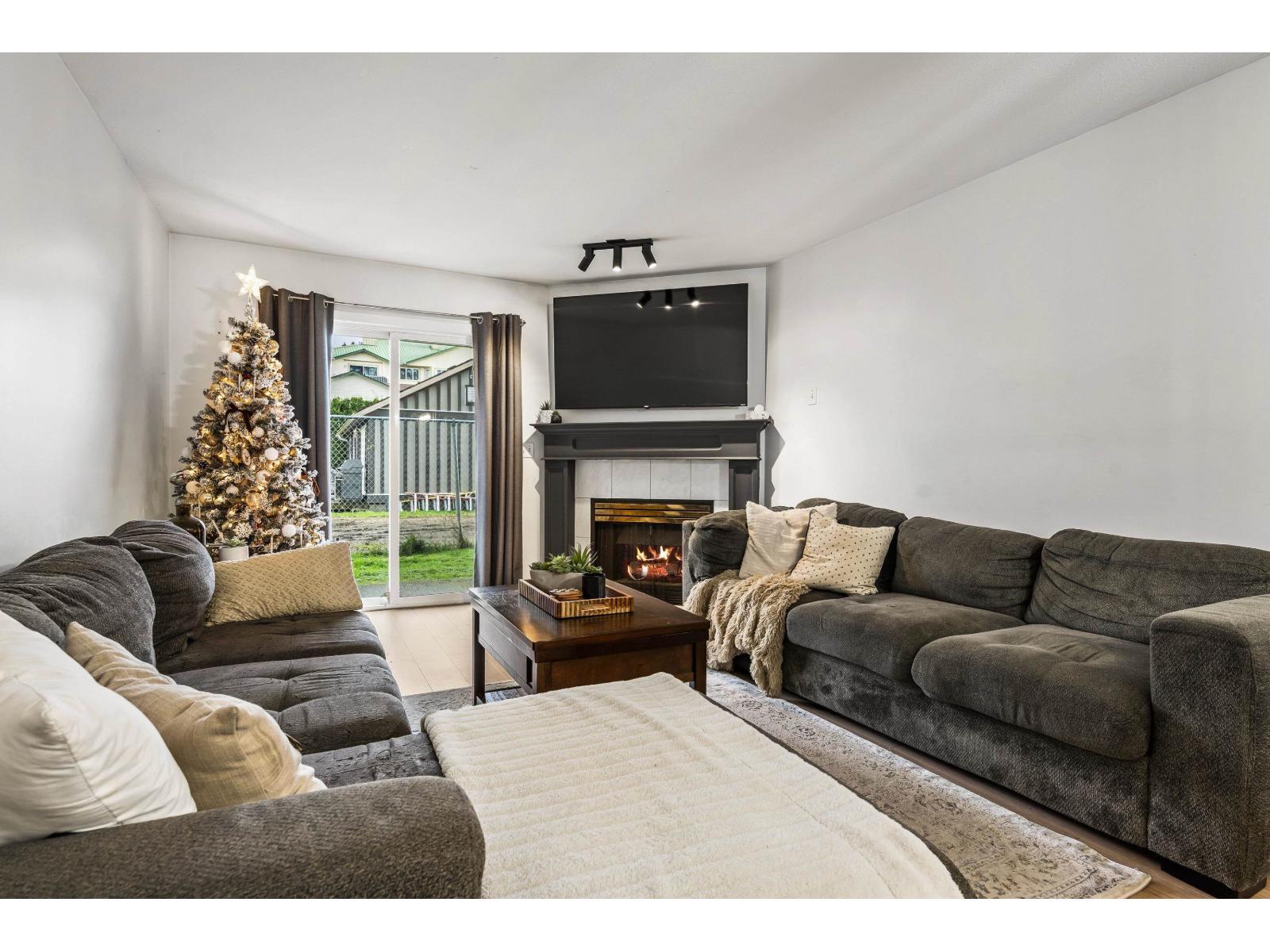 13 46735 Yale Road|Chilliwack Proper East, Chilliwack, BC - Indoor Photo Showing Living Room With Fireplace