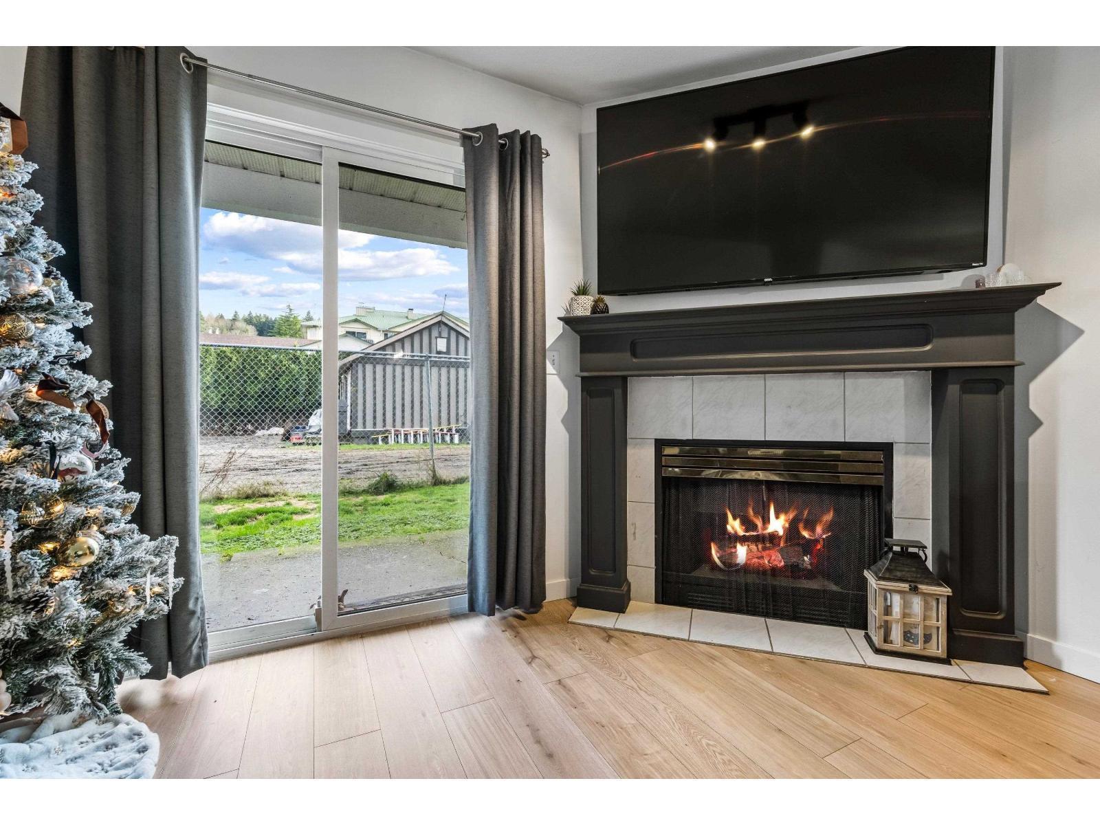 13 46735 Yale Road|Chilliwack Proper East, Chilliwack, BC - Indoor Photo Showing Living Room With Fireplace
