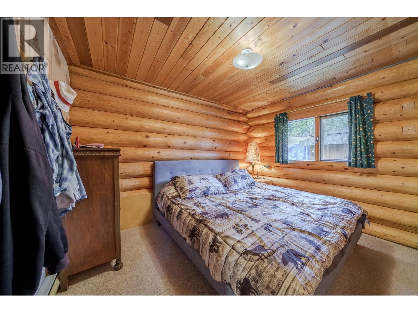 7561 Mccarthy Road, Bridge Lake, BC - Indoor Photo Showing Bedroom