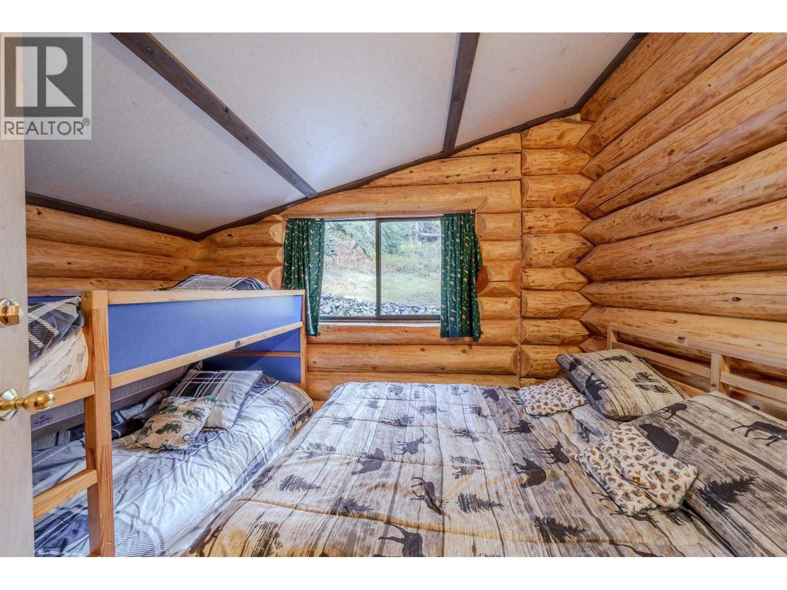 7561 Mccarthy Road, Bridge Lake, BC - Indoor Photo Showing Bedroom