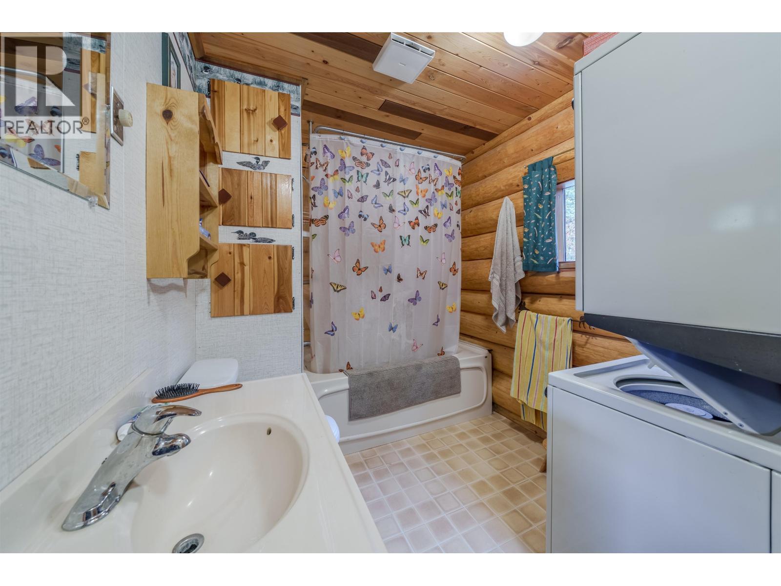 7561 Mccarthy Road, Bridge Lake, BC - Indoor