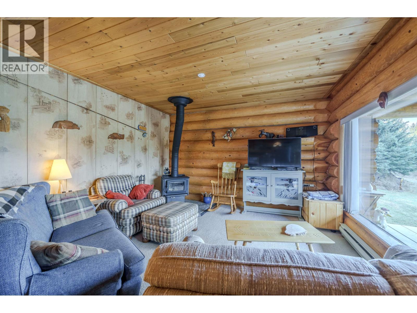 7561 Mccarthy Road, Bridge Lake, BC - Indoor Photo Showing Living Room