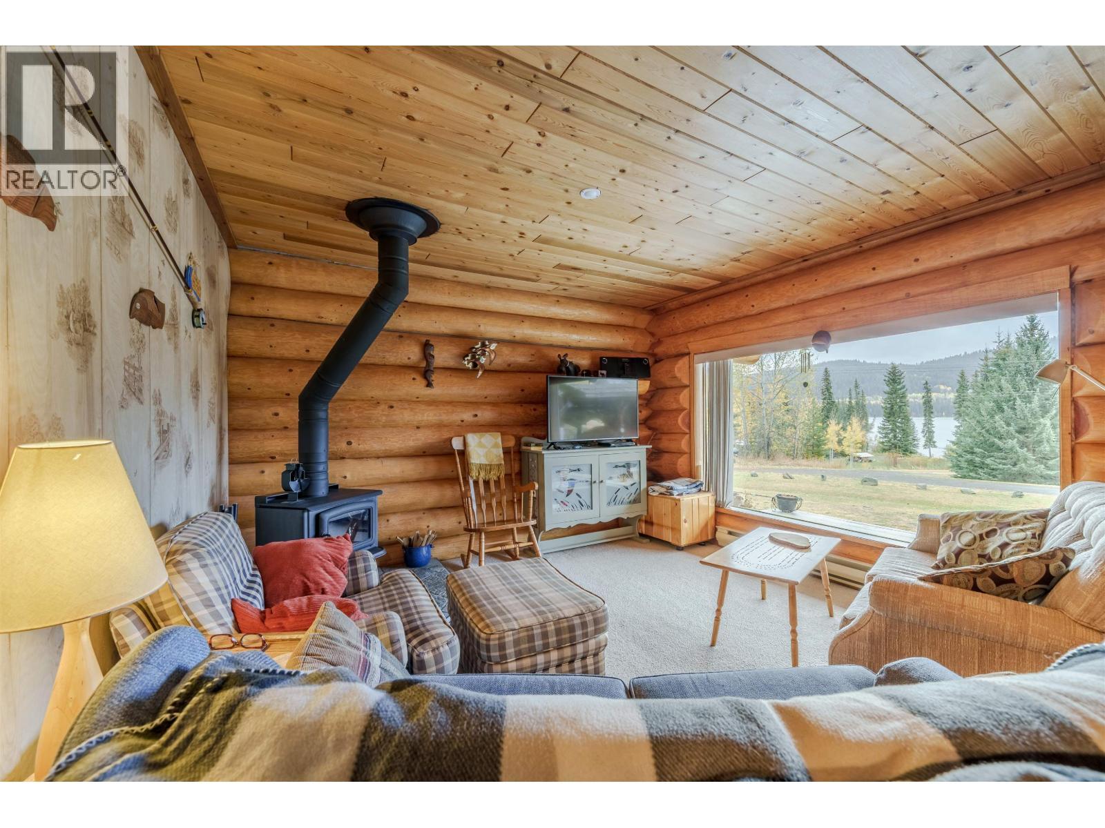 7561 Mccarthy Road, Bridge Lake, BC - Indoor Photo Showing Living Room