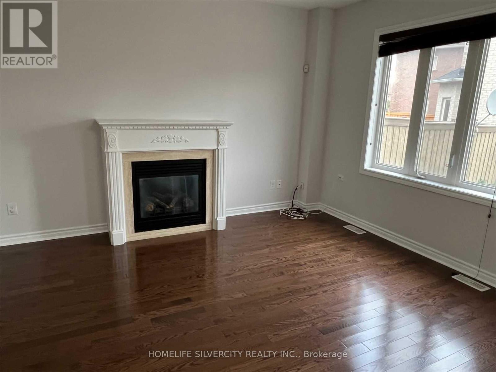 87 Summitgreen Crescent, Brampton, ON - Indoor Photo Showing Other Room With Fireplace