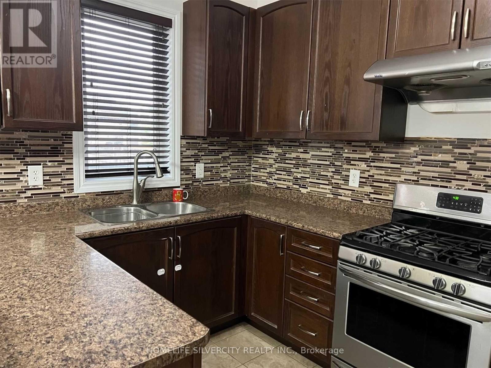 87 Summitgreen Crescent, Brampton, ON - Indoor Photo Showing Kitchen With Double Sink With Upgraded Kitchen
