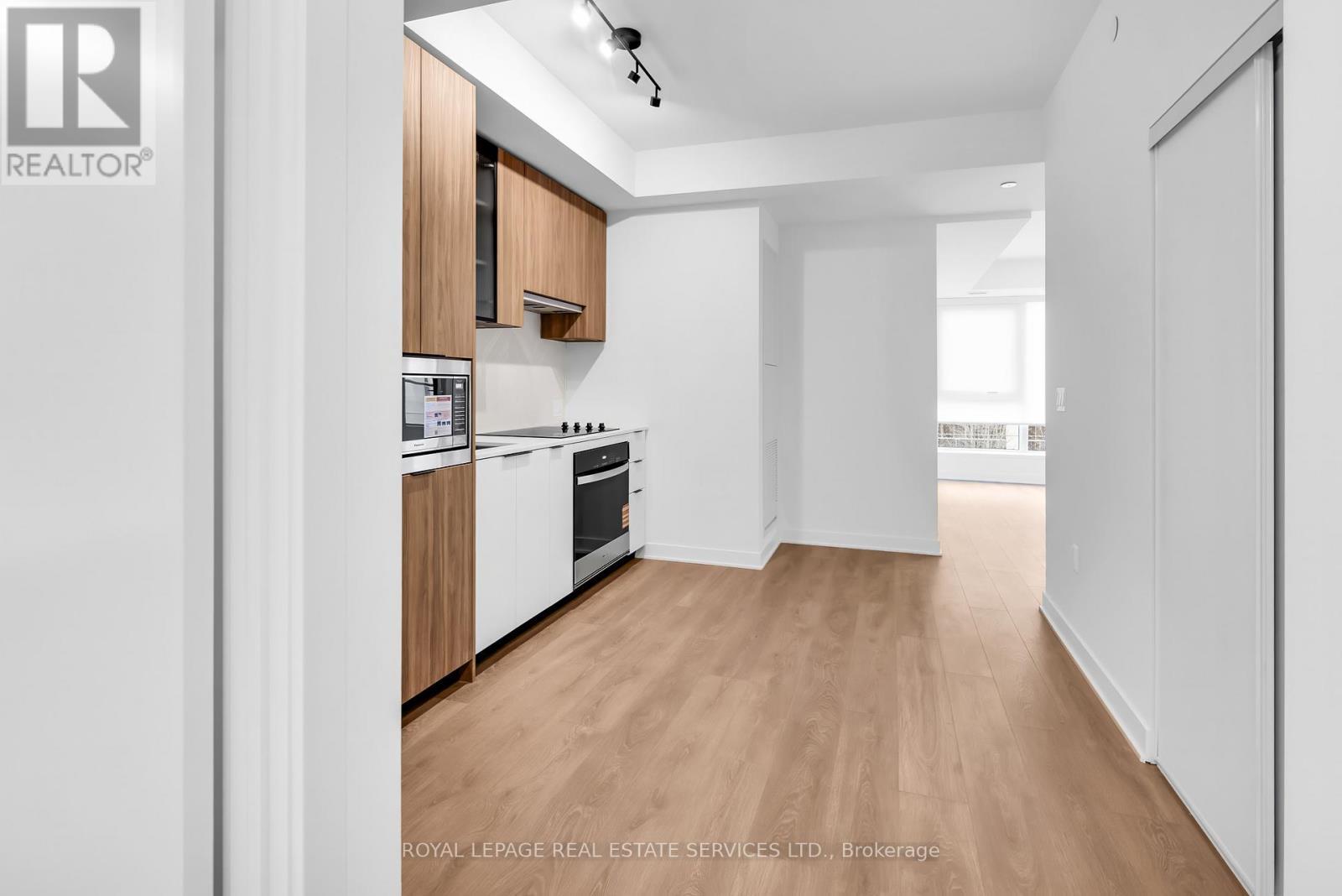 423 - 1037 The Queensway, Toronto, ON - Indoor Photo Showing Kitchen