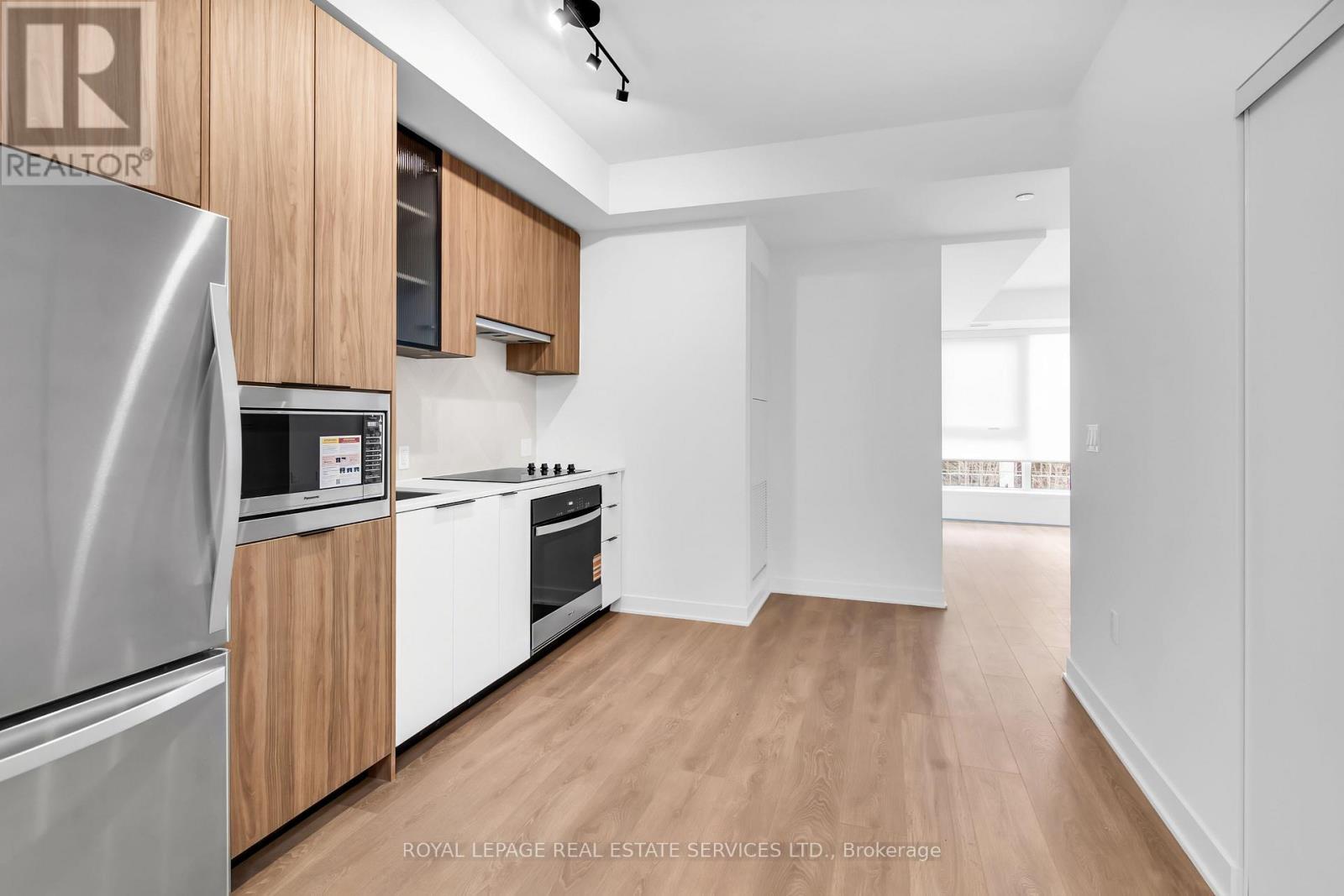 423 - 1037 The Queensway, Toronto, ON - Indoor Photo Showing Kitchen