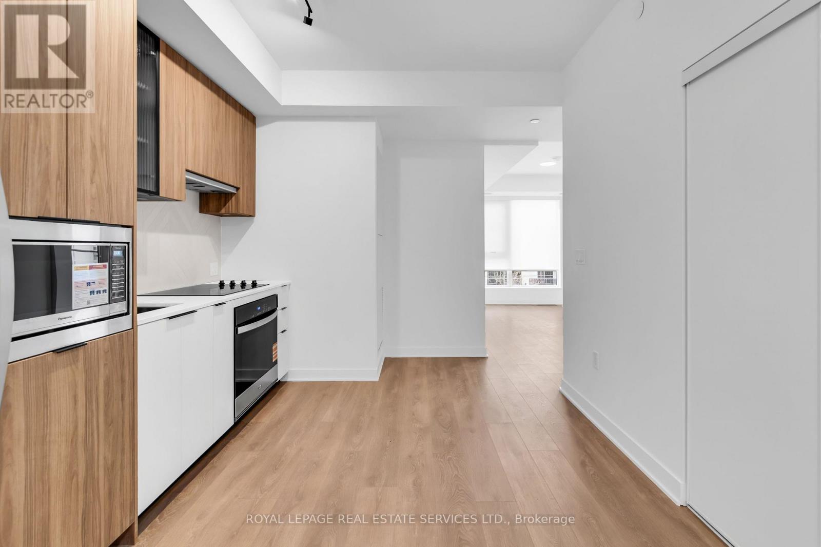 423 - 1037 The Queensway, Toronto, ON - Indoor Photo Showing Kitchen