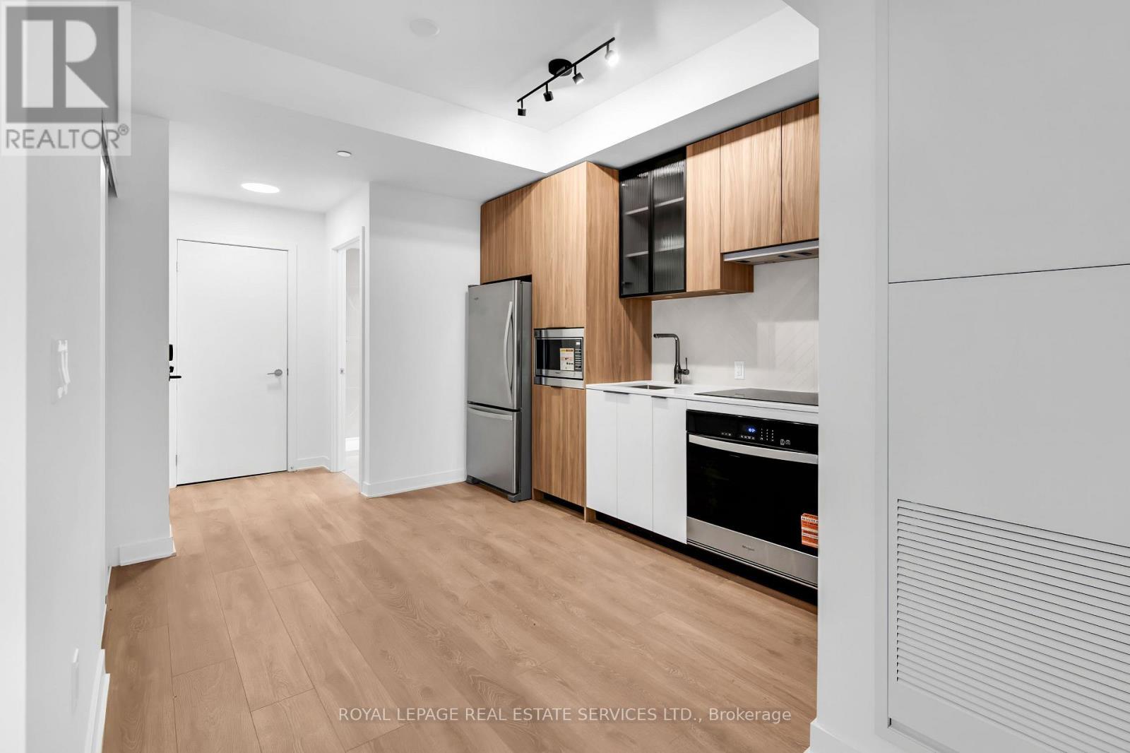 423 - 1037 The Queensway, Toronto, ON - Indoor Photo Showing Kitchen