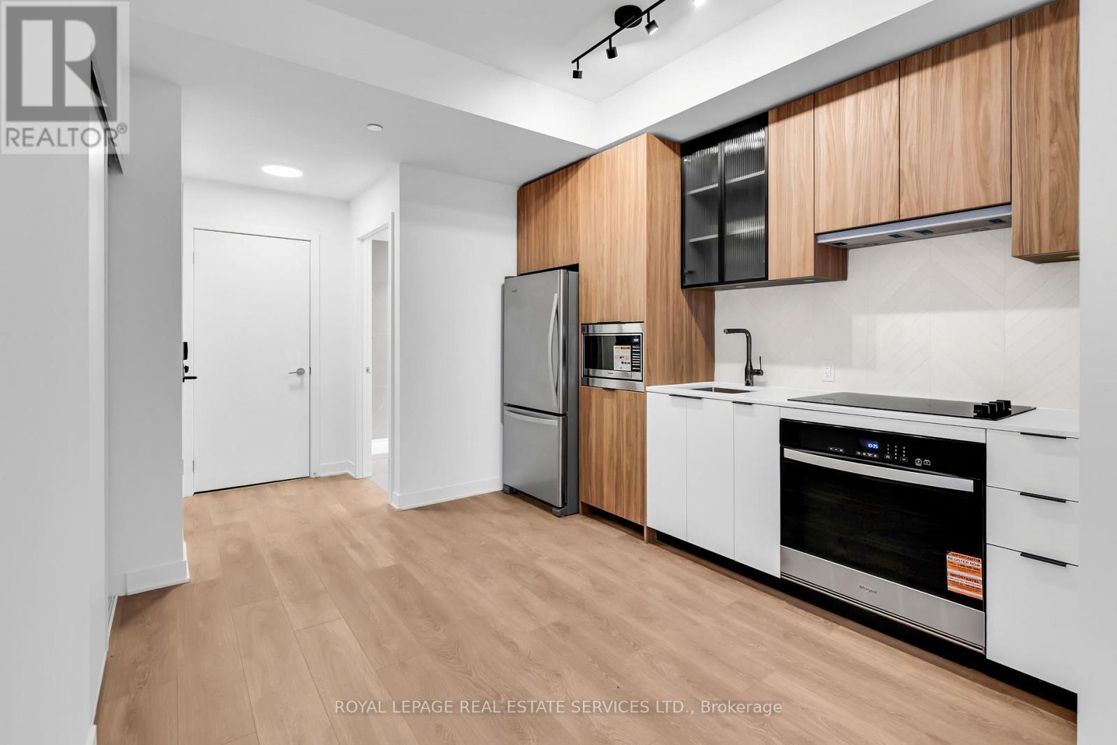 423 - 1037 The Queensway, Toronto, ON - Indoor Photo Showing Kitchen