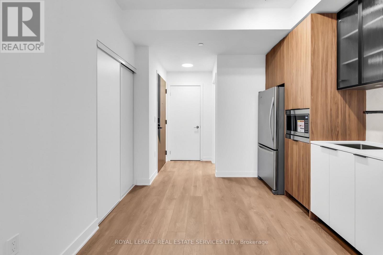 423 - 1037 The Queensway, Toronto, ON - Indoor Photo Showing Kitchen