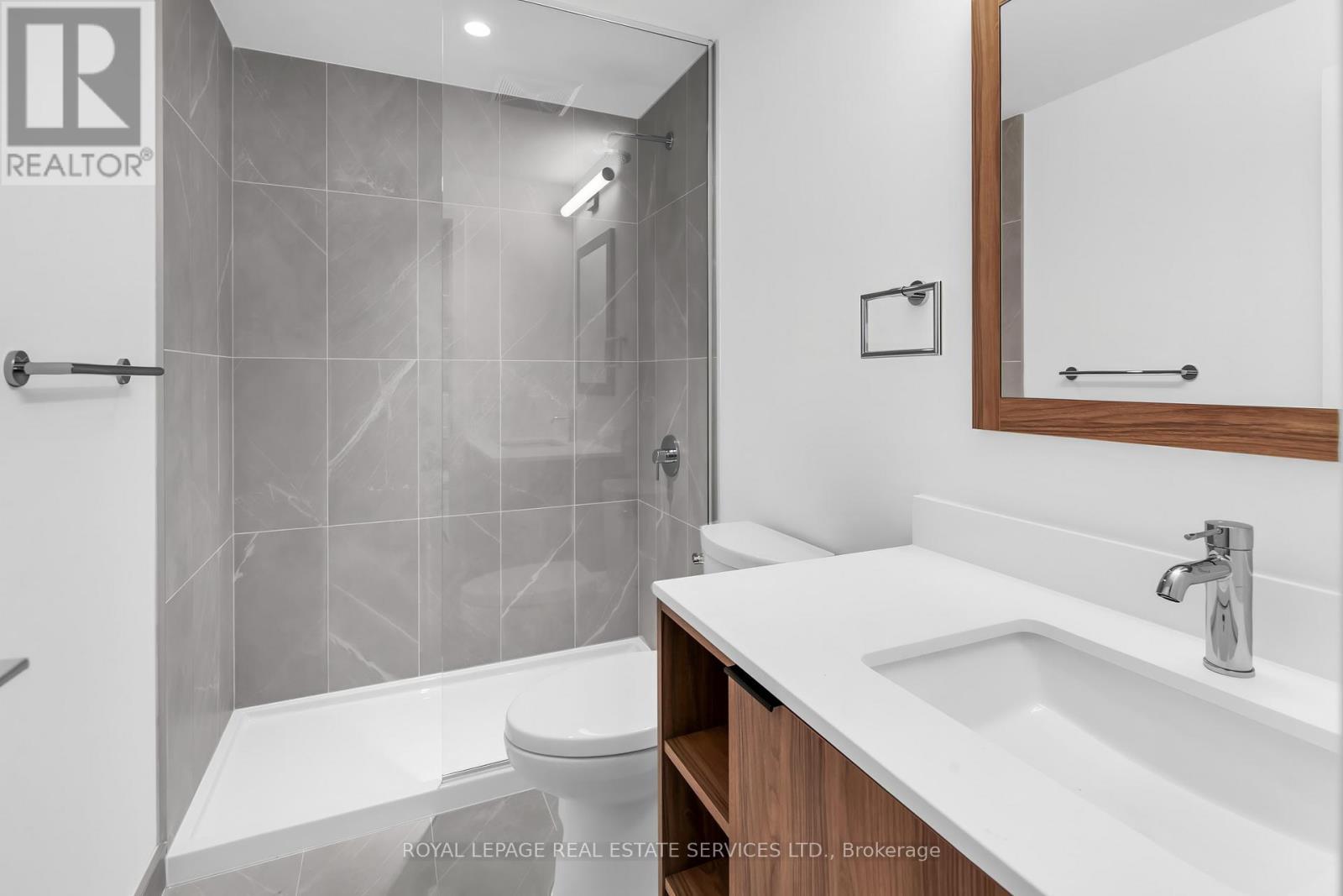 423 - 1037 The Queensway, Toronto, ON - Indoor Photo Showing Bathroom