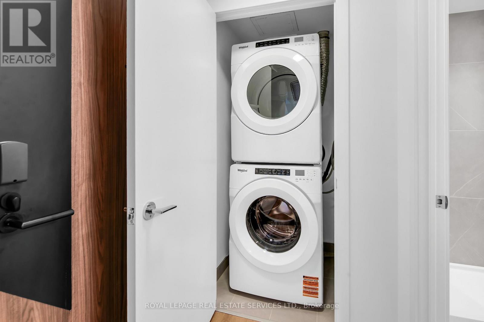 423 - 1037 The Queensway, Toronto, ON - Indoor Photo Showing Laundry Room