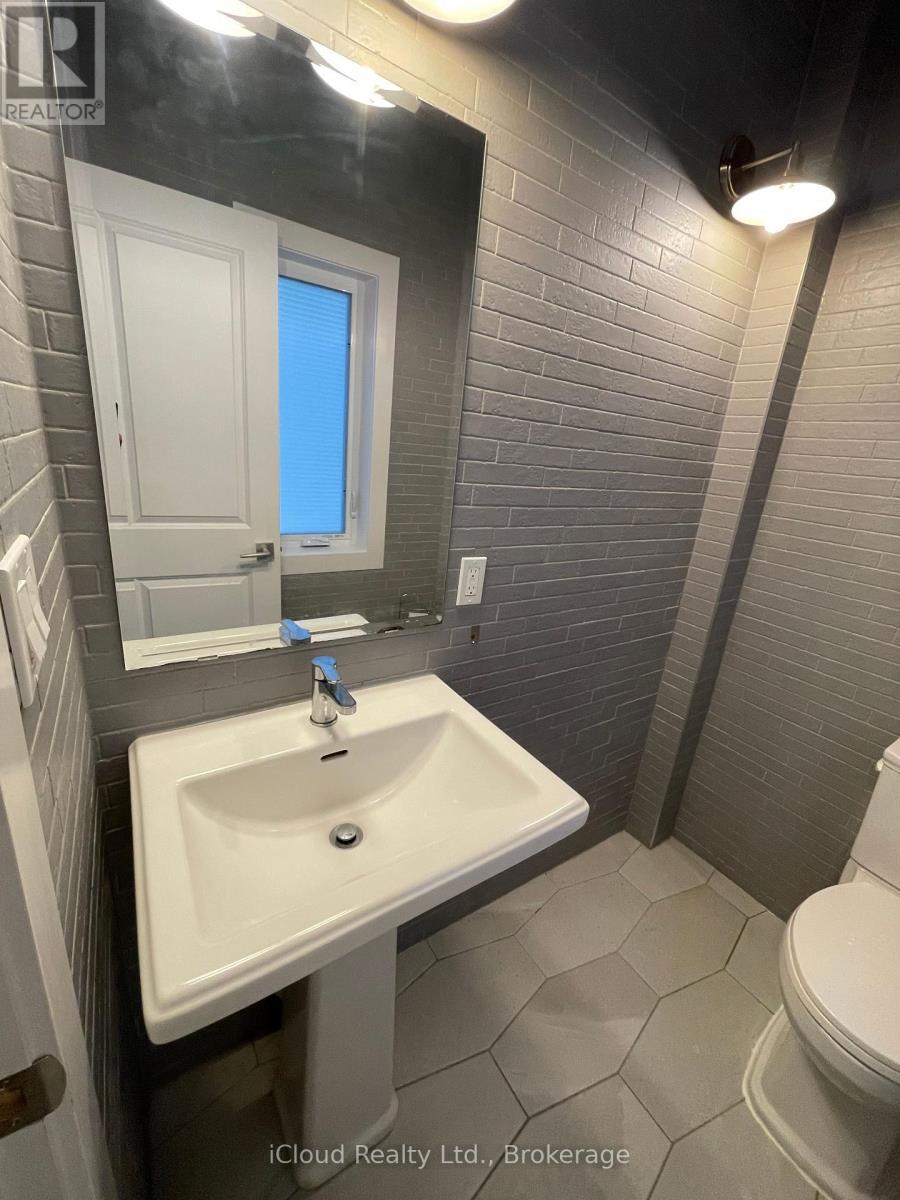 Main Level Washroom 2 pcs - 167 Forest Creek Drive, Kitchener, ON - Indoor Photo Showing Bathroom