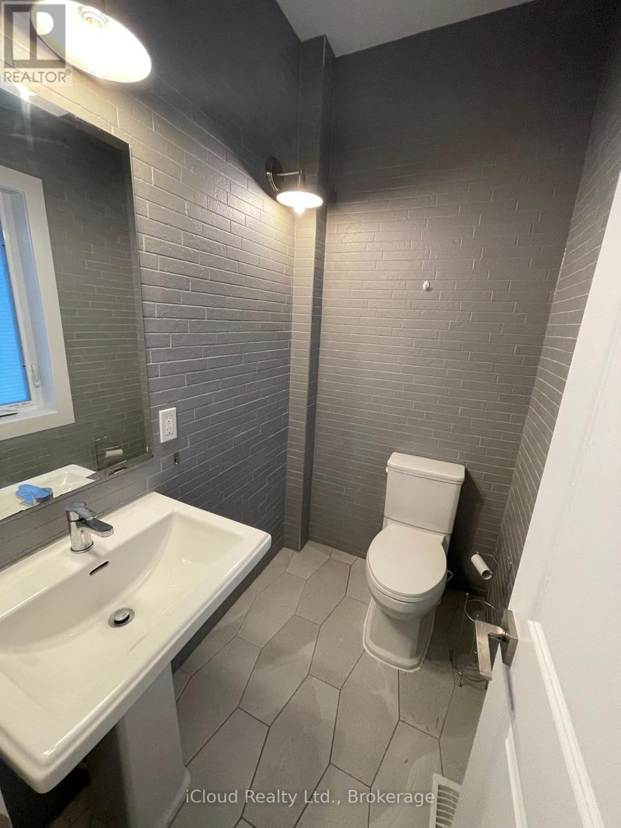 Main Level Washroom 2 pcs - 167 Forest Creek Drive, Kitchener, ON - Indoor Photo Showing Bathroom