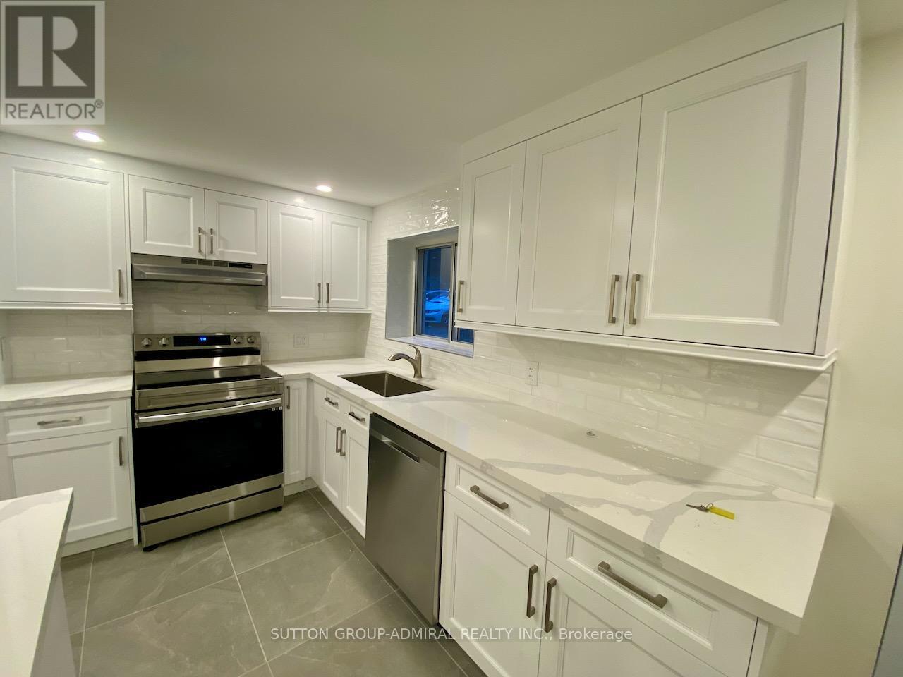6 - 347 Northcliffe Boulevard, Toronto, ON - Indoor Photo Showing Kitchen