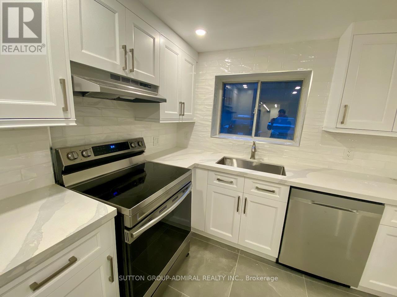 6 - 347 Northcliffe Boulevard, Toronto, ON - Indoor Photo Showing Kitchen