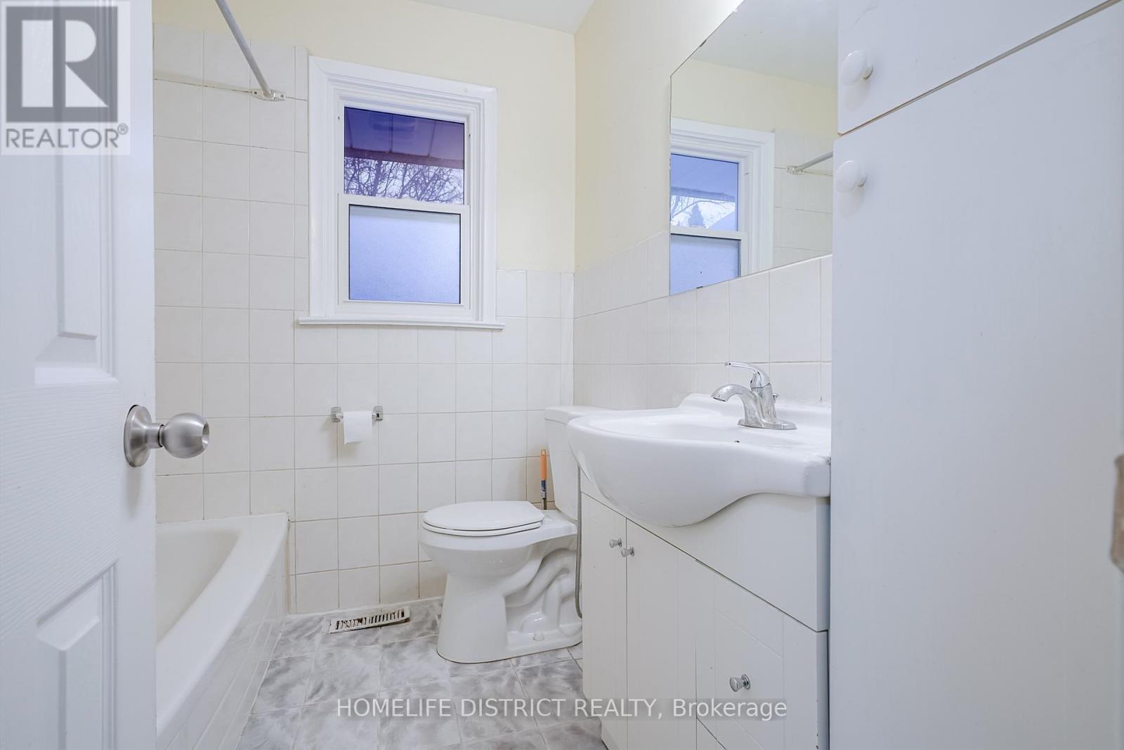 40 Calumet Crescent, Toronto, ON - Indoor Photo Showing Bathroom