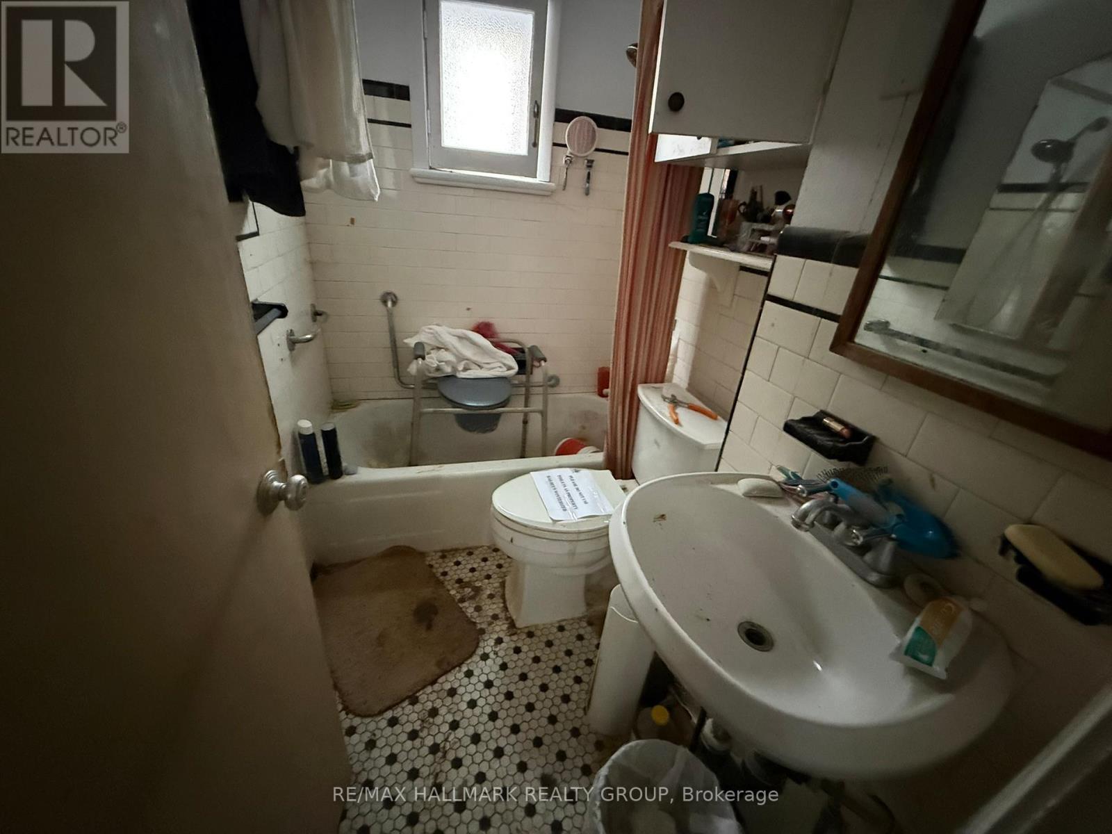 25 Third Avenue, Ottawa, ON - Indoor