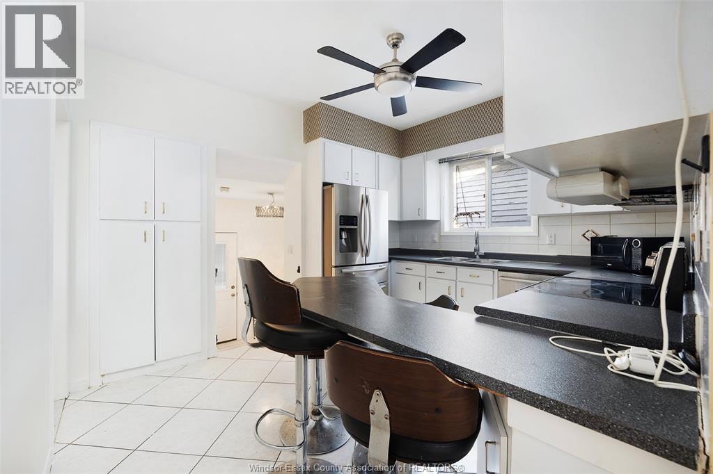 967 Gladstone, Windsor, ON - Indoor Photo Showing Kitchen