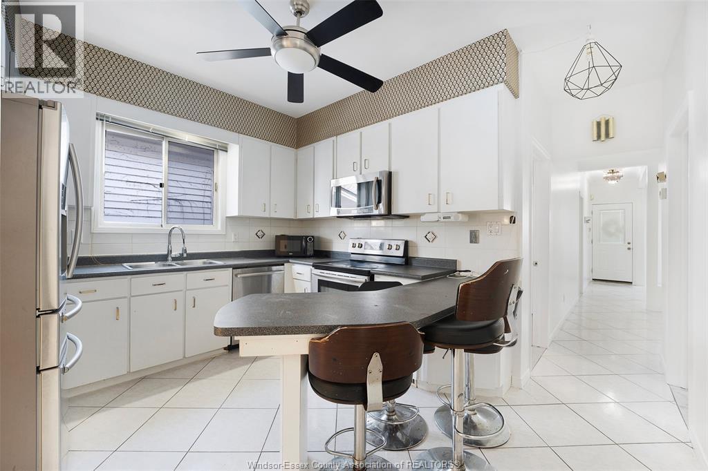 967 Gladstone, Windsor, ON - Indoor Photo Showing Kitchen With Double Sink