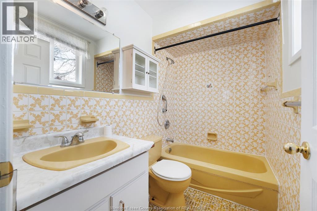 967 Gladstone, Windsor, ON - Indoor Photo Showing Bathroom