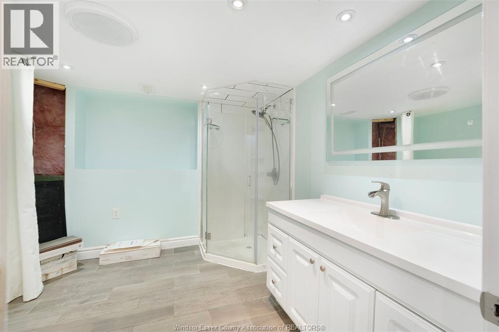 967 Gladstone, Windsor, ON - Indoor Photo Showing Bathroom