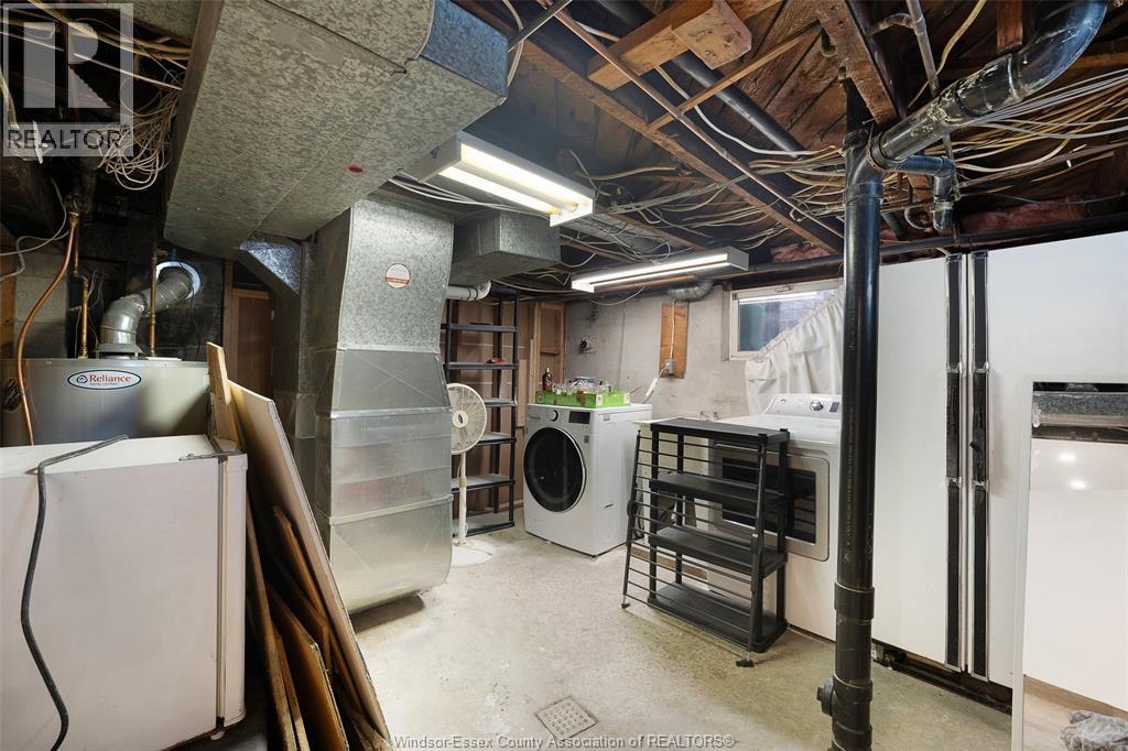 967 Gladstone, Windsor, ON - Indoor Photo Showing Laundry Room
