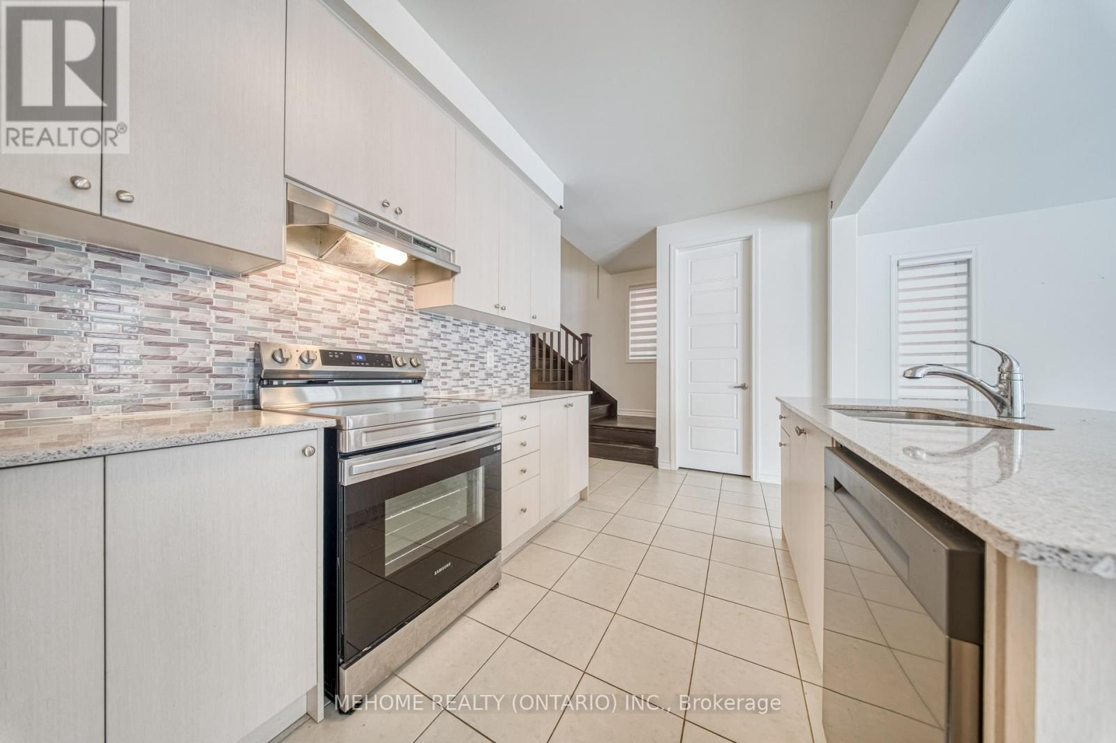 1851 Passionfruit Grove, Pickering, ON - Indoor Photo Showing Kitchen With Upgraded Kitchen