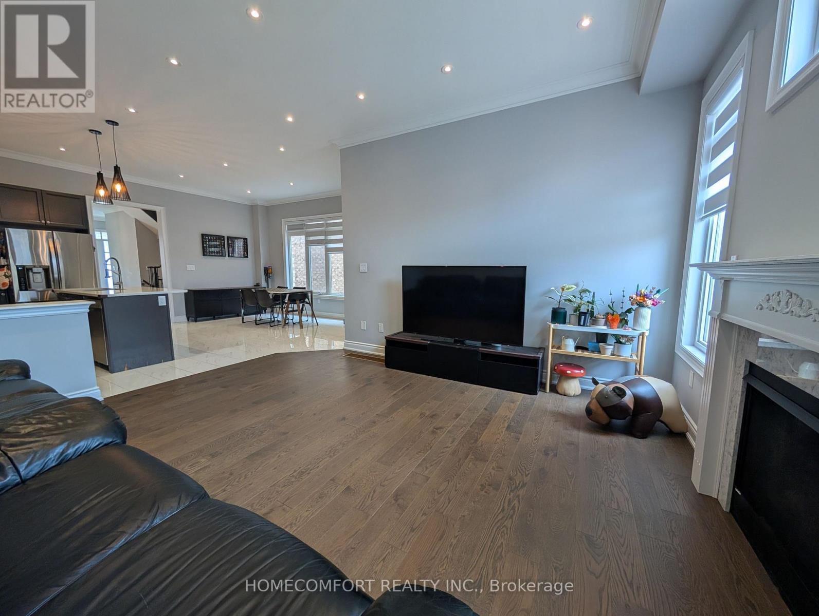 230 Paradelle Drive, Richmond Hill, ON - Indoor Photo Showing Living Room With Fireplace