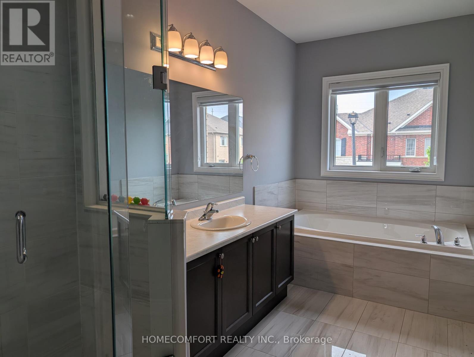 230 Paradelle Drive, Richmond Hill, ON - Indoor Photo Showing Bathroom