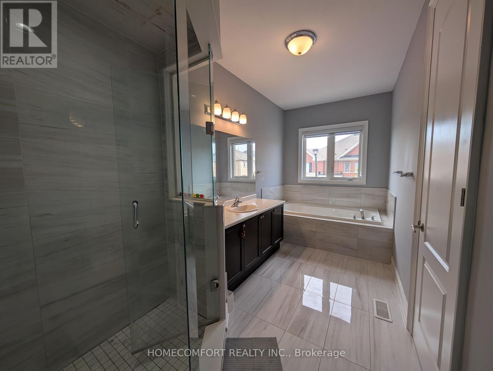 230 Paradelle Drive, Richmond Hill, ON - Indoor Photo Showing Bathroom