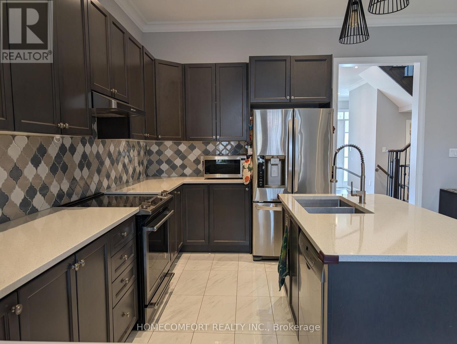 230 Paradelle Drive, Richmond Hill, ON - Indoor Photo Showing Kitchen With Double Sink With Upgraded Kitchen