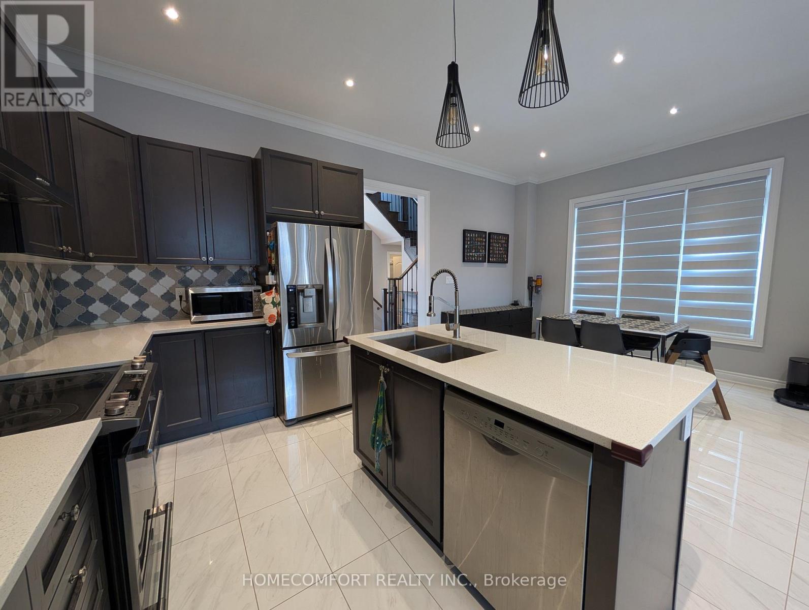 230 Paradelle Drive, Richmond Hill, ON - Indoor Photo Showing Kitchen With Double Sink With Upgraded Kitchen