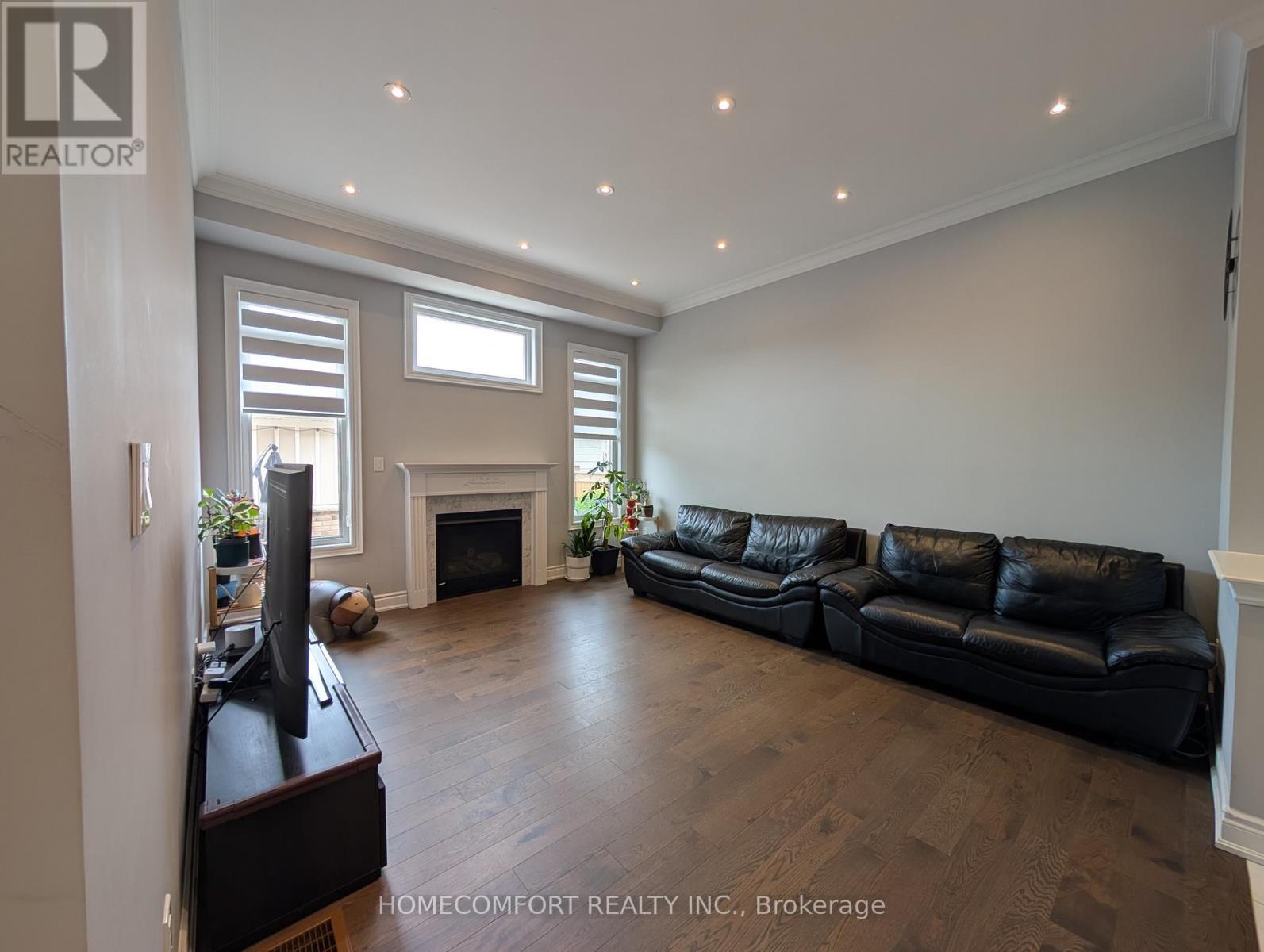230 Paradelle Drive, Richmond Hill, ON - Indoor With Fireplace